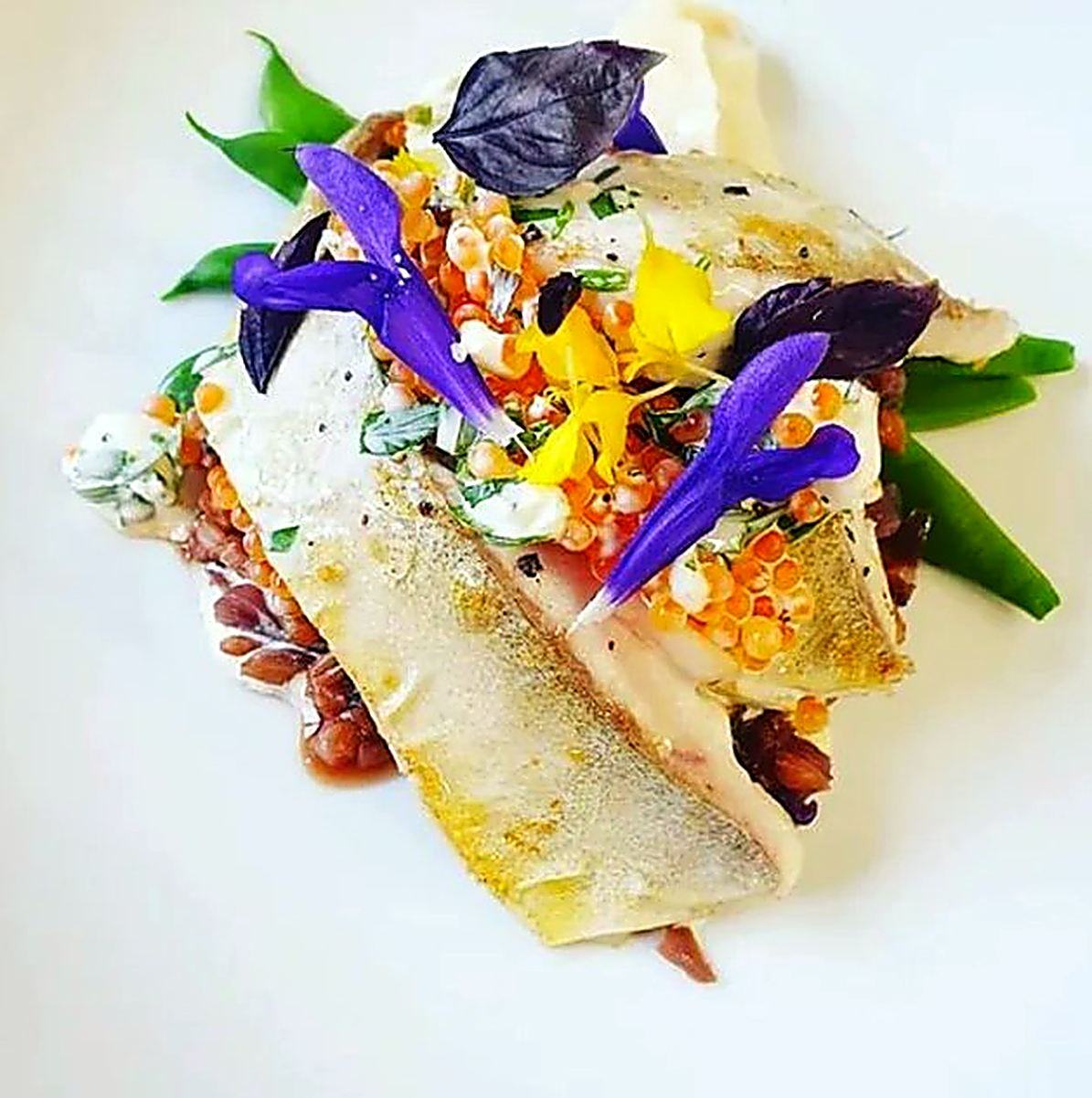Poisson, fleurs comestibles, légumes