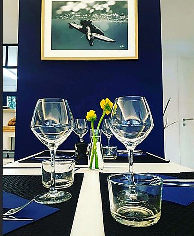 Une table dressée dans la salle